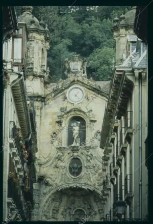 Portada de la Basílica de Santa María del Coro, con la imagen de San Sebastián,...