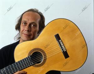 El músico Paco de Lucía posa con su guitarra