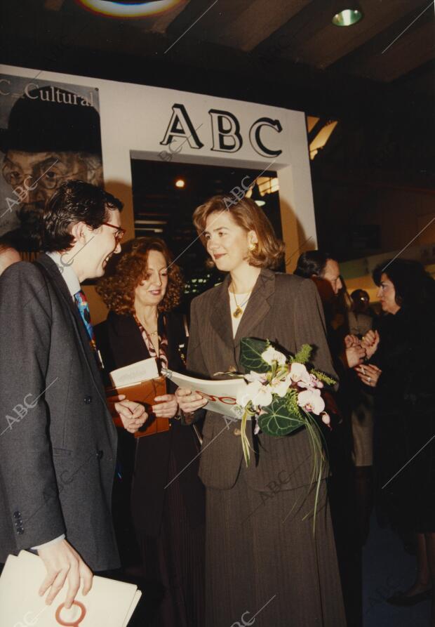 En la imagen, Doña Cristina en el «stand» de ABC, en presencia de Adrián Piera y...