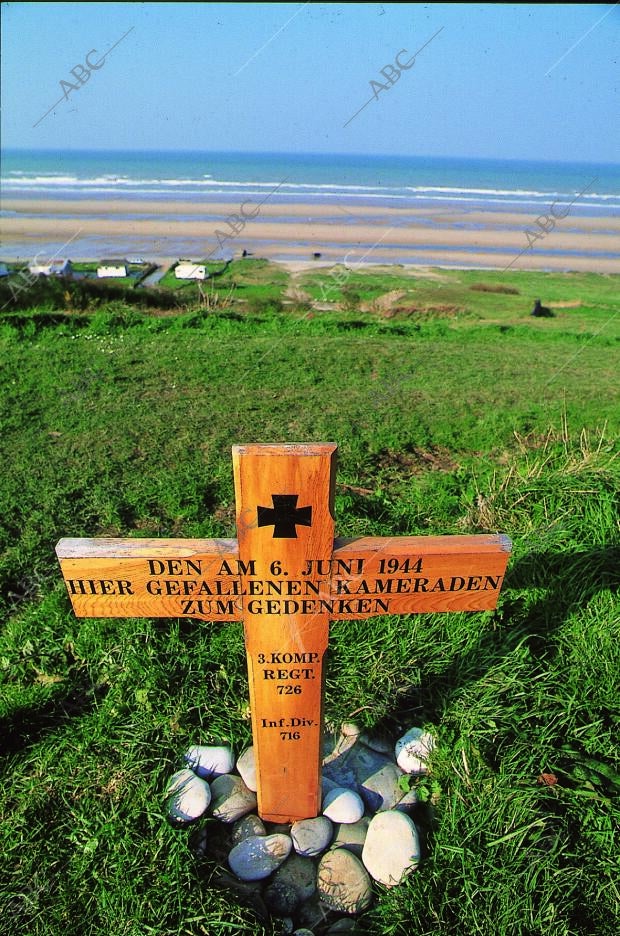 Un signo de reconciliación, una cruz alemana en una playa de Normandía