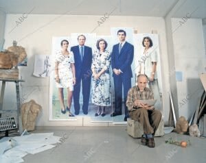 Antonio López, en su estudio, donde pinta un retrato de la Familia Real