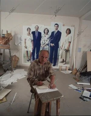 Antonio López, en su estudio, donde pinta un retrato de la Familia Real