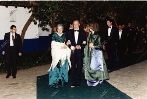 En la imagen, SS.MM. los Reyes, Don Juan Carlos y Doña Sofía, con la madre del...