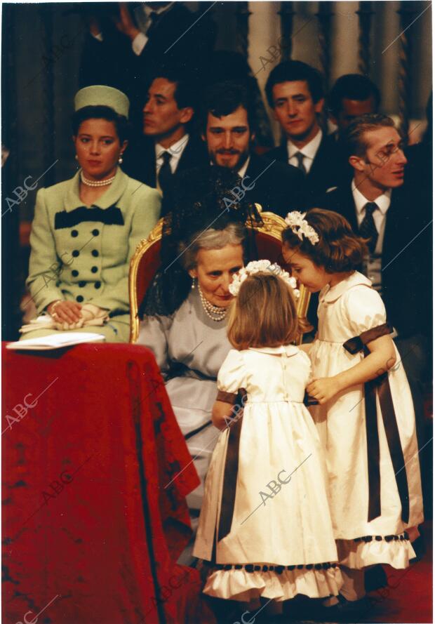 En la imagen, la Condesa viuda de Ripalda, madre del novio, durante la ceremonia...