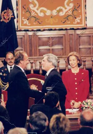 S.M. El Rey Juan Carlos felicita a Mario Vargas Llosa en la ceremonia de entrega...