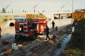 Labores de limpieza de la M 30 por las inundaciones