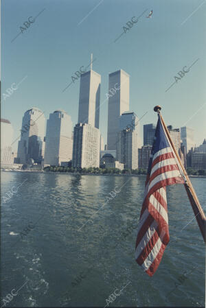 Las Torres Gemelas vistas desde el río Hudson