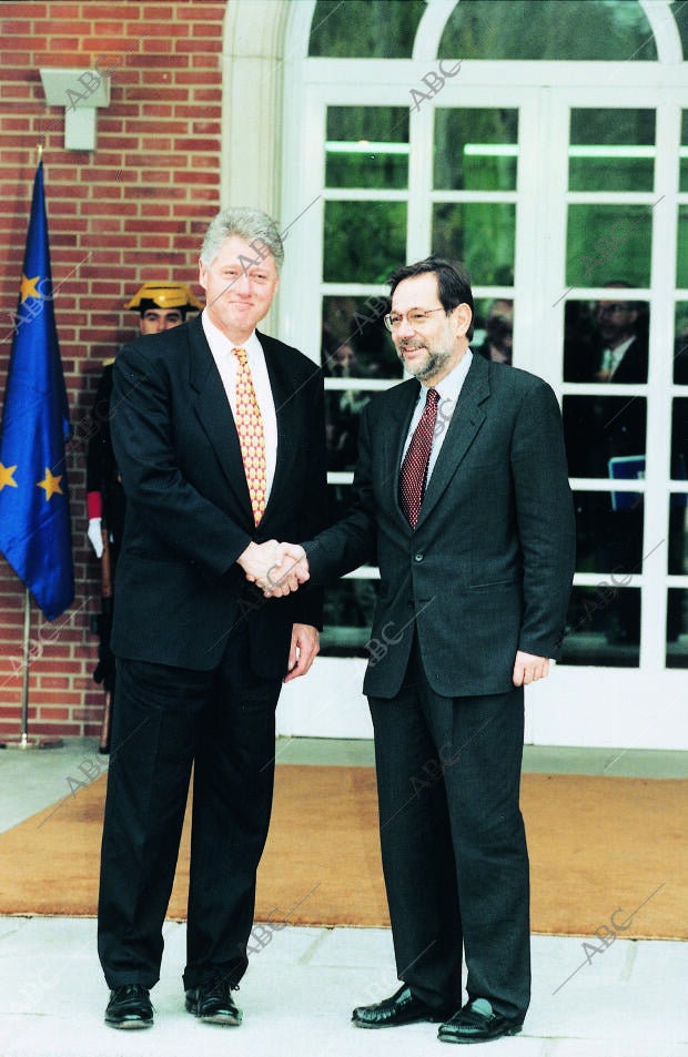 Bill Clinton Saludando A Javier solana con motivo de la firma de la nueva agenda...