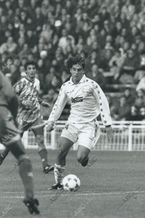 En la imagen Álvaro Benito con la pelota, detrás Gil (José Gil Gordillo)