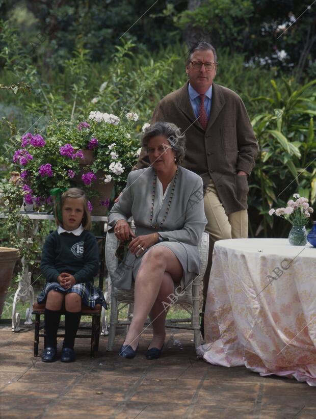 Leticia Aritio junto a su marido, Ignacio Álvarez de Toledo y su hija de seis...