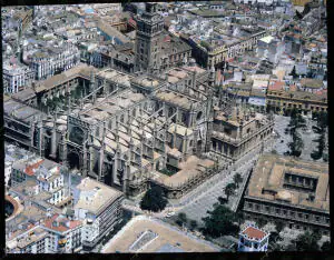 Vista aérea de la catedral y la Giralda