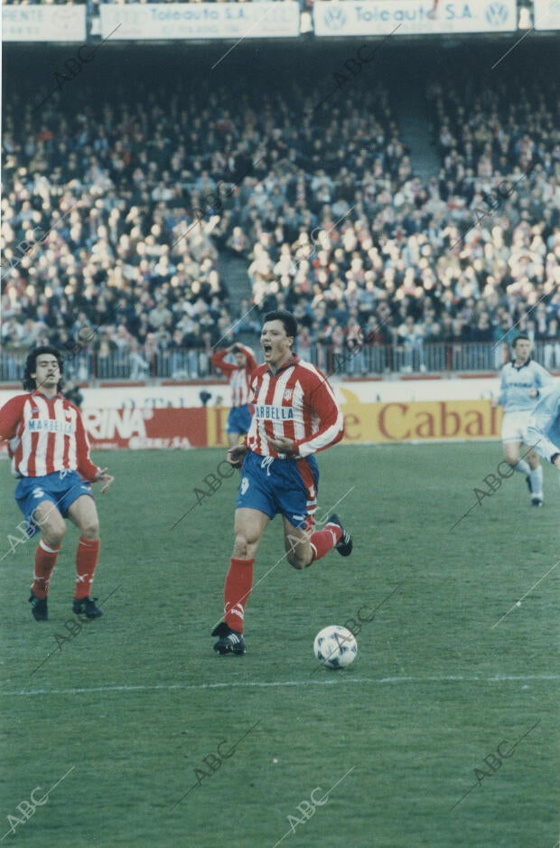 Partido de liga disputado en el estadio Vicente Calderón entre el Atlético de...