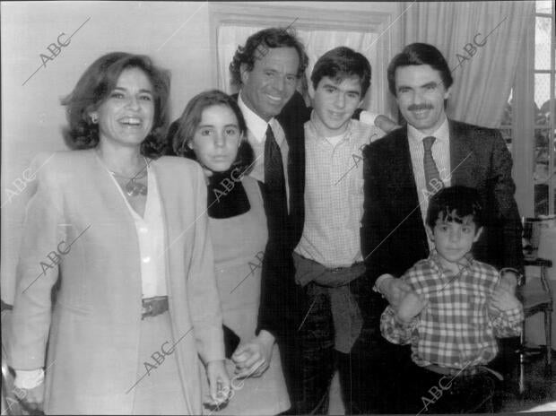 en la Foto, Julio Iglesias junto A la familia Aznar antes del mitin que el...