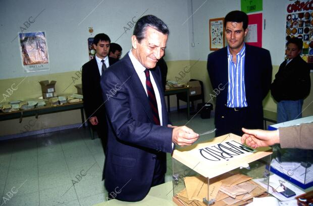 Adolfo Suárez deposita su voto en las elecciones generales de 1996