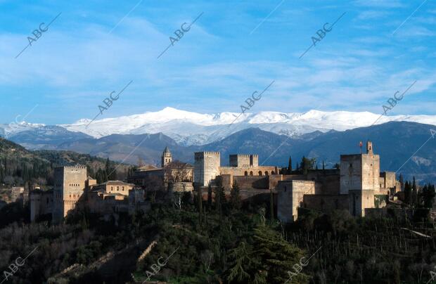 La Alhambra de Granada vista desde el Campanario de la iglesia de san Miguel...