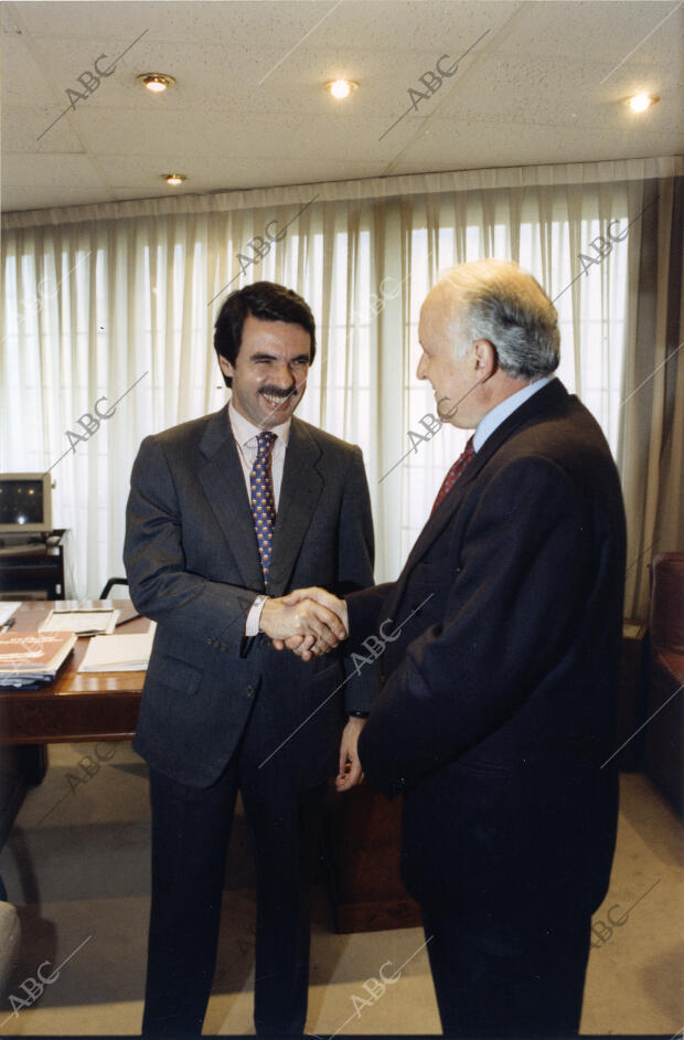 En la imagen, Aznar y Arzallus se saludan tras la reunión