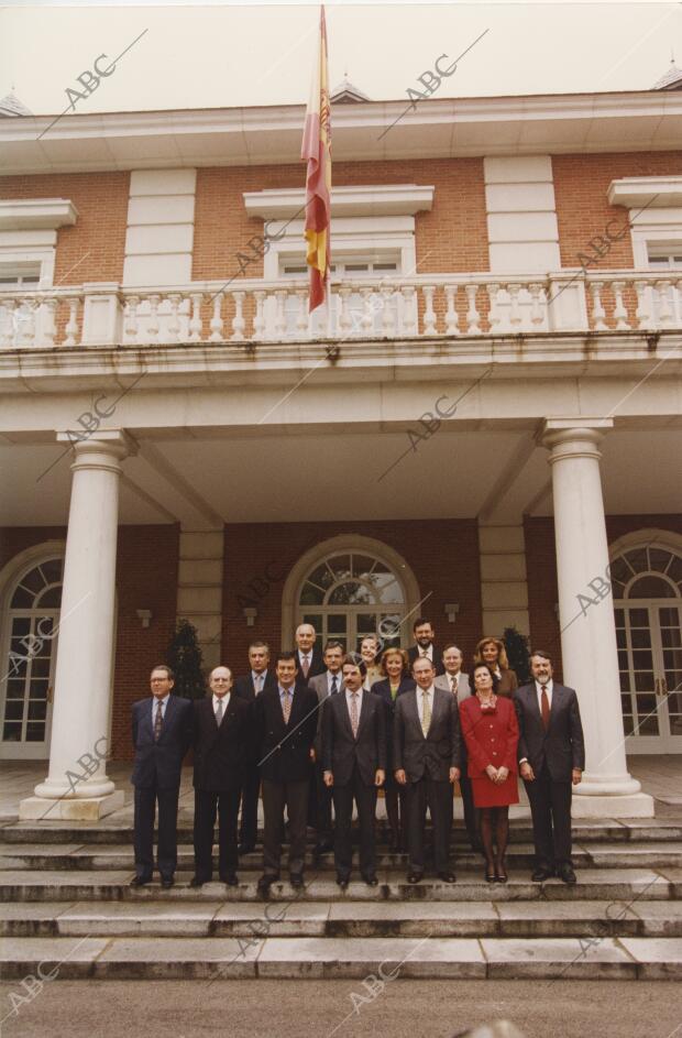 Foto de familia a la entrada del Palacio de La Moncloa