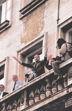 En la imagen, saludando desde el balcón al pueblo búlgaro