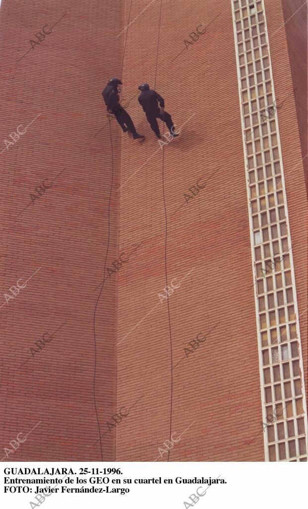 Entrenamiento de los <strong>GEO</strong> en su cuartel, durante la visita del...