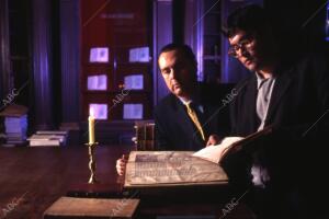 Juan Manuel de Prada Entrevistando A Luis Alberto de Cuenca en la biblioteca...