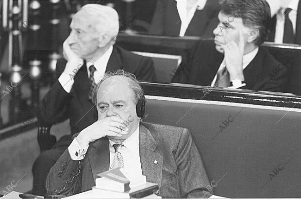 Jordi Pujol escucha la intervención de fraga desde su asiento con la ayuda de...