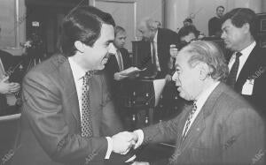 HORIZONTAL - Cordial saludo entre Aznar y Pujol en el Senado tras la tercera...