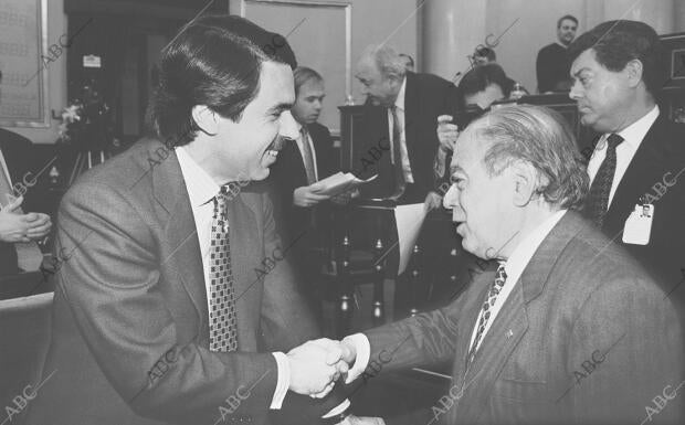 HORIZONTAL - Cordial saludo entre Aznar y Pujol en el Senado tras la tercera...