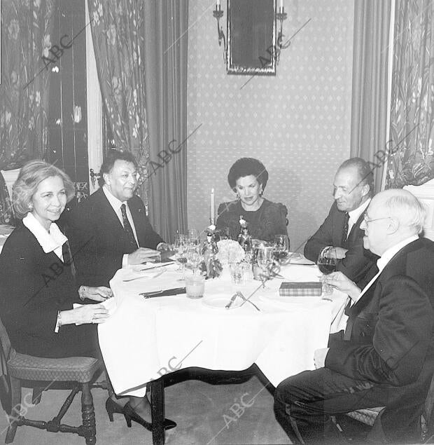 En la imagen, el músico junto a su esposa, Zubin Mehta y los Reyes de España