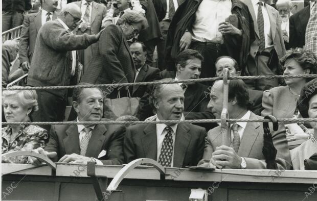 D. Juan Carlos en la plaza de toros de Las Ventas acompañado por Antonio Ordóñez...