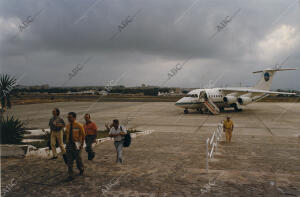 Un avión en la pista de aterrizaje del aeropuerto