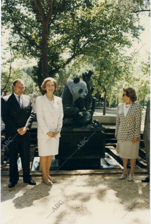 En la imagen, junto al alcalde José María Álvarez del Manzano y su mujer