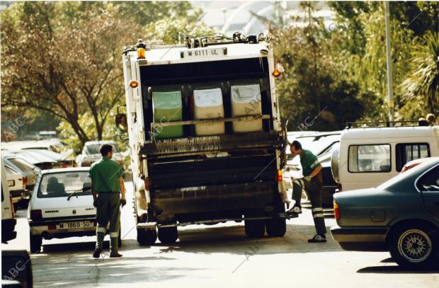 Basureros recogen cubos en Madrid