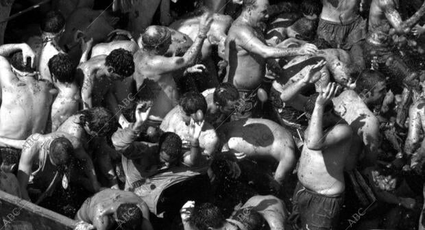 Las calles de Buñol volvieron a teñirse de rojo con la tradicional Tomatina