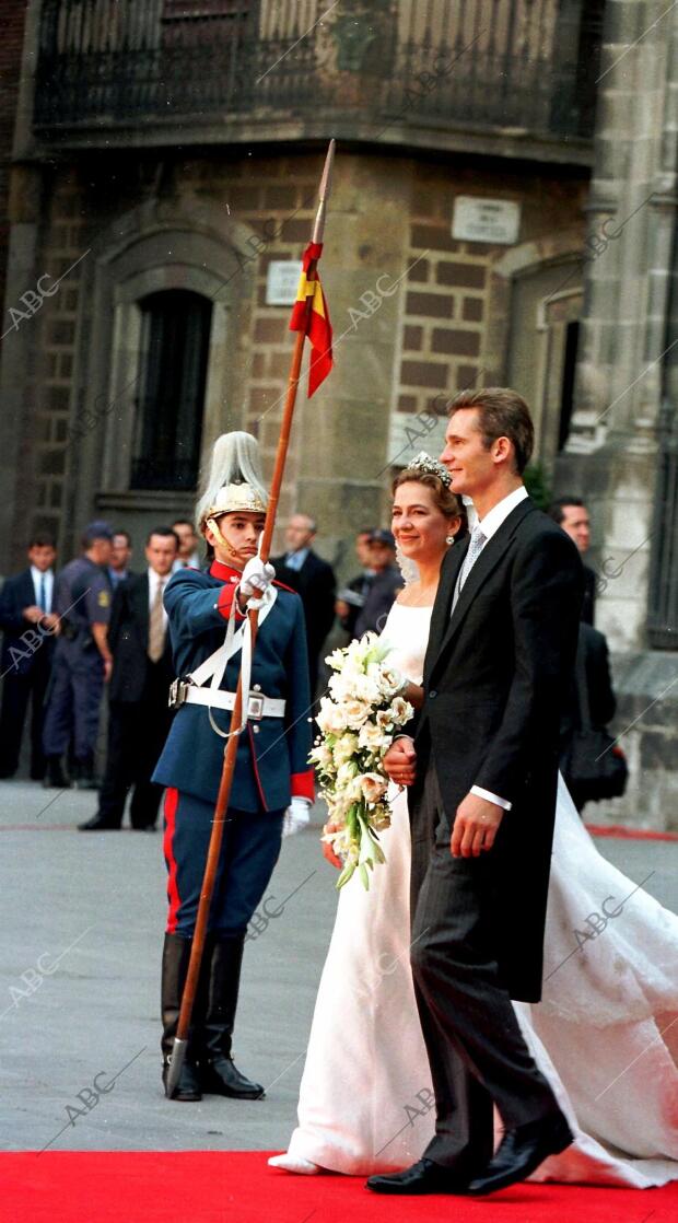 VERTICAL - La Infanta Cristina e Iñaki Urdangarín abandonan la catedral de...