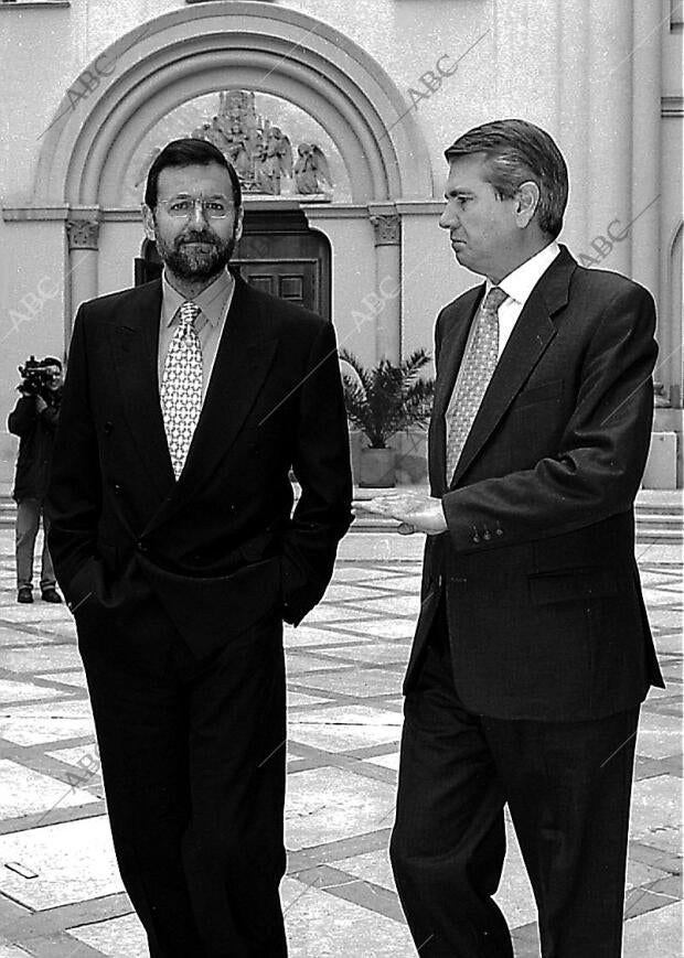 Mariano Rajoy junto A Santiago Lanzuela, durante la visita del primero A...