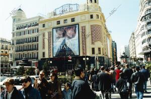 El cine Callao con un cartel de Titanic