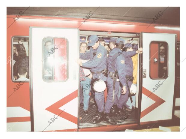 Un vagón de Metro vigilado por la policía durante la huelga debido a los...