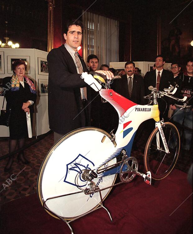 Miguel Induráin en la exposición que le Dedica la diputación provincial de...