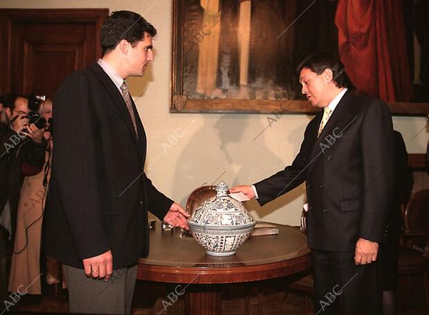 Miguel Induráin Recibe un regalo de Manos de José Ignacio Senao en la exposición...