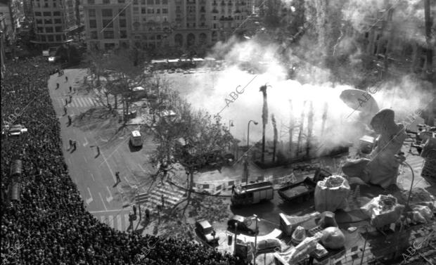 Aspecto que ofrecía la plaza del Ayuntamiento durante la tradicional «mascletà»