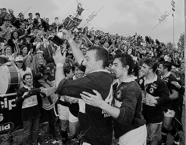 Los jugadores del vallisoletano equipo del Quesos Entrepinares celebran su...