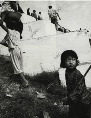 BLANCO Y NEGRO MADRID 03-05-1998 página 48