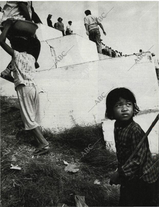 BLANCO Y NEGRO MADRID 03-05-1998 página 48