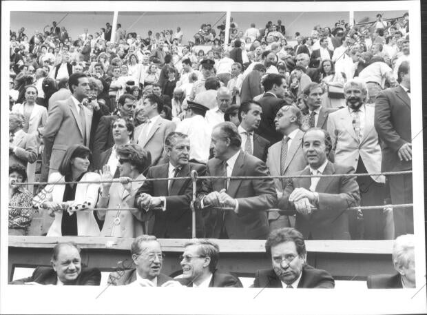 S.M. el rey Don Juan Carlos I y Adolfo Suárez en la plaza de toros de las Ventas...