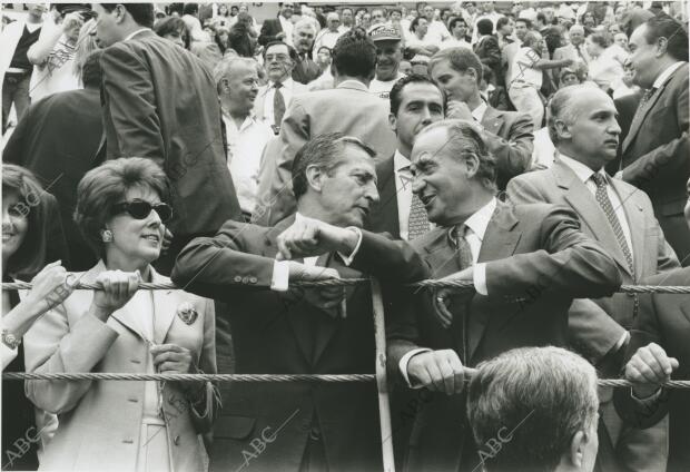 D. Juan Carlos acompañado por Adolfo Suárez y señora en la Feria de San Isidro