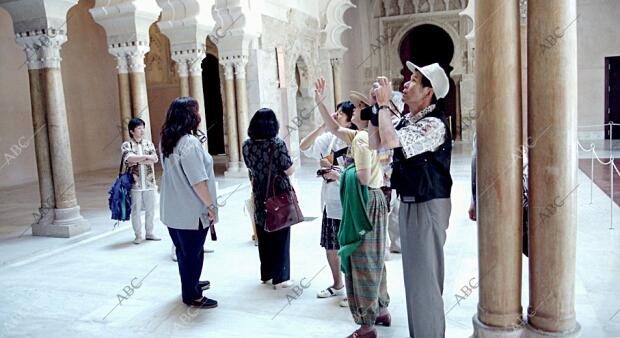 Turistas en el Palacio de La Aljafería