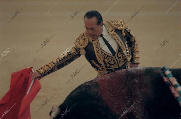 Curro romero Lidiando el primer Toro de la tarde en el coliseo de la coruña