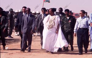 El secretario general de la ONU, Koffi Annan, camina junto al presidente de la...