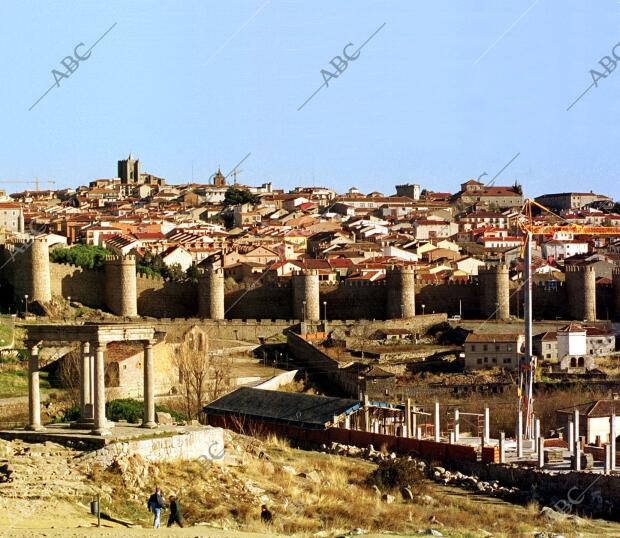 Avila 30-11-98 edificio que tapa la vista de la muralla de Ávila