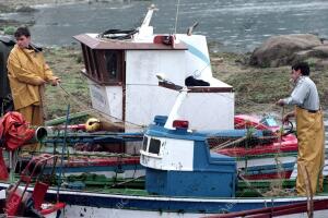 Pescadores en la toja recogiendo las redes